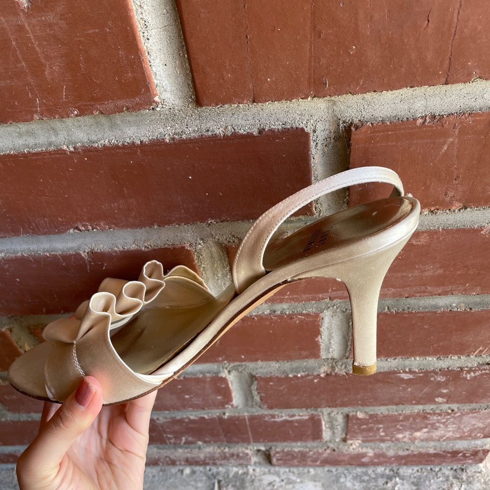 Stuart Weitzman Cream/White Ruffle Heels - Picture 4 of 6